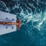 船尾から波が立っている