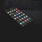 私たちがスマホから離れられないのは「本能」｜進化心理学から脳を読み解く